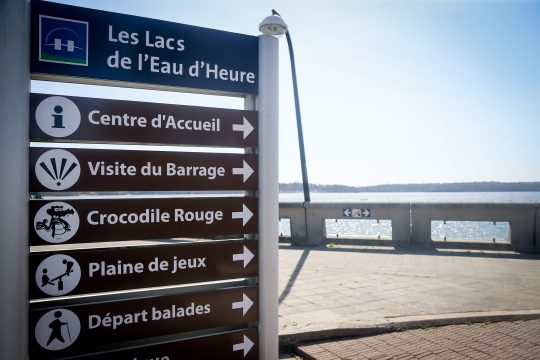Touristische Hinweisschilder an den Lacs de l'Eau d'Heure