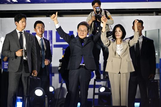 Lee Jae Myung und seine Frau Kim Hye Gyeong lassen sich feiern