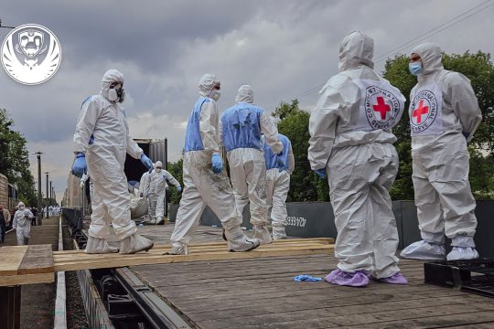 Rot-Kreuz-Mitarbeiter laden Leichen aus - Ort unbekannt