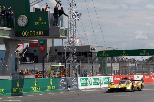 Der Pole Robert Kubica überquert im Ferrari die Ziellinie in Le Mans