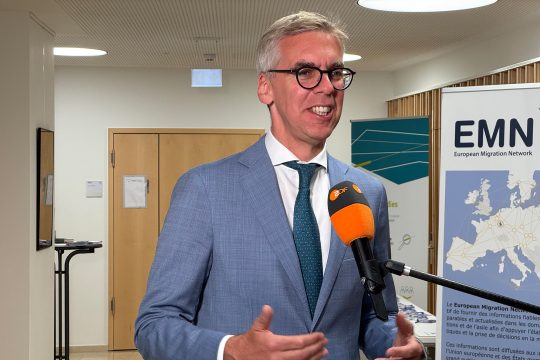 Der luxemburgische Innenminister Léon Gloden gibt ein Interview