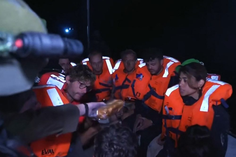 Die von Israel gestoppten Aktivisten wurden mit Sandwiches und Wasser versorgt