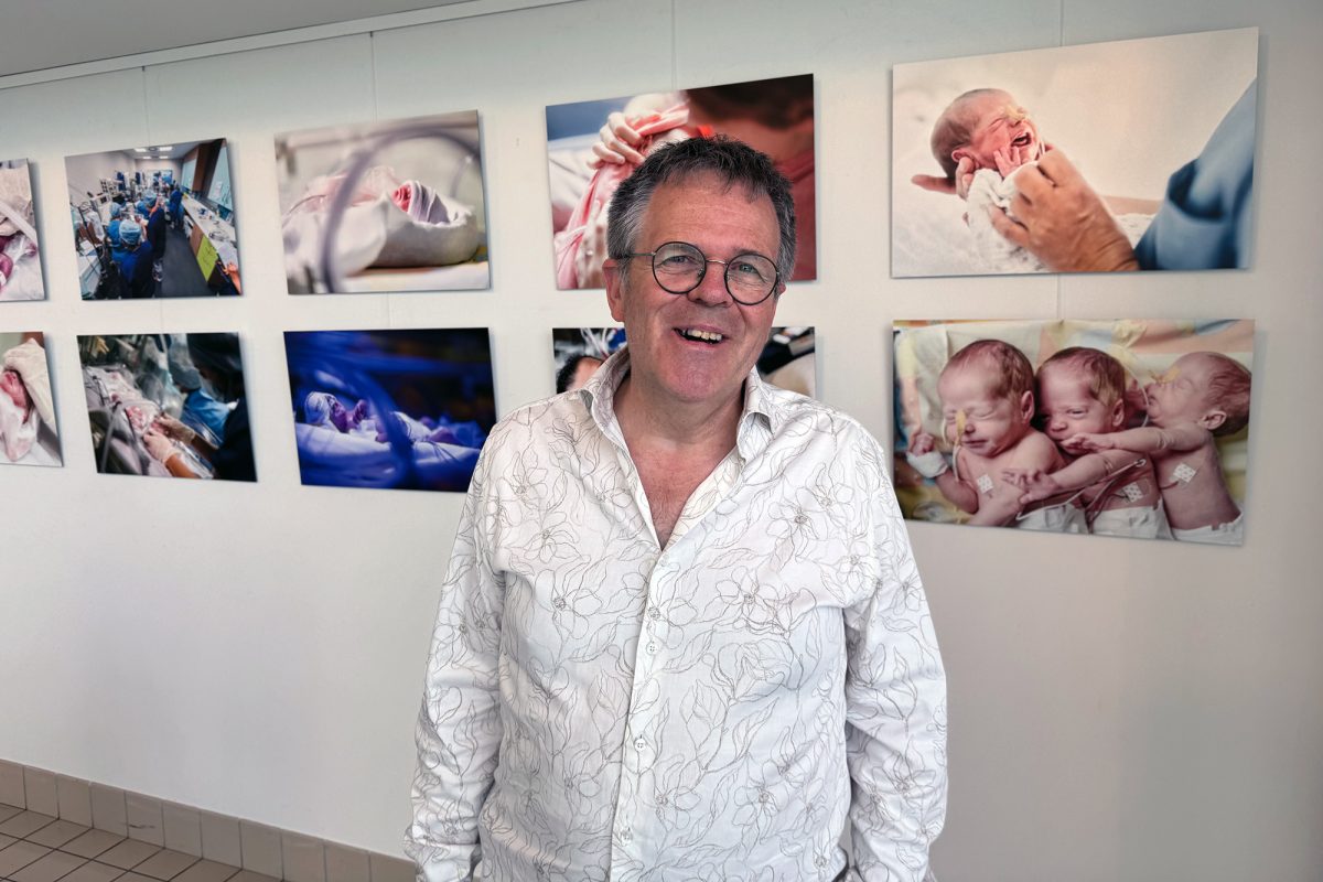 Dr Marc Trippaerts mit einigen seiner Fotografien