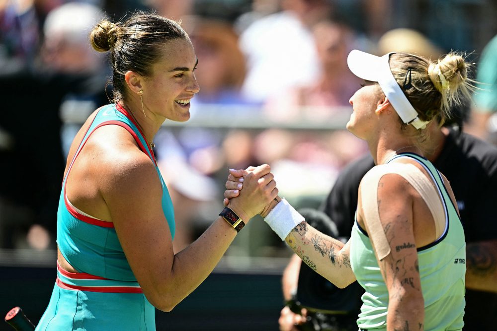 Aryna Sabalenk gratuliert Marketa Vondrousova in Berlin