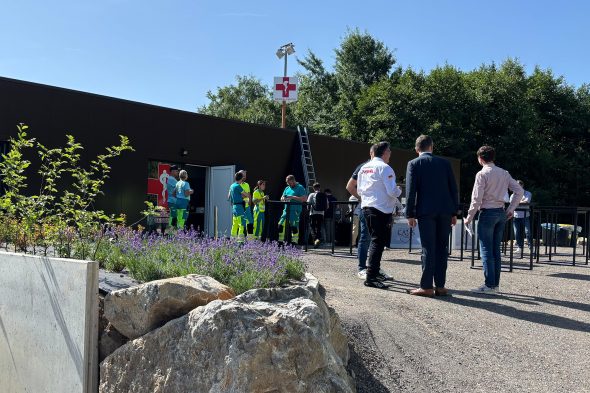 Menschen bei der Einweihung des "Medical Center" an der Rennstrecke von Spa-Francorchamps