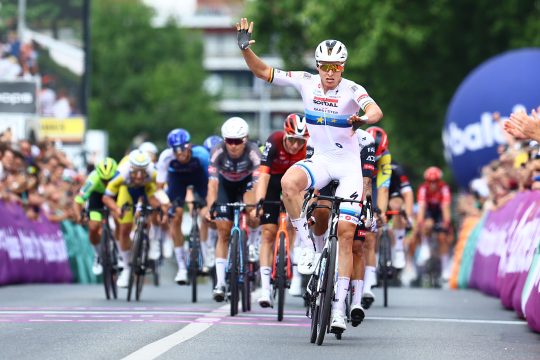 Tim Merlier entscheidet die fünfte Etappe zu seinen Gunsten