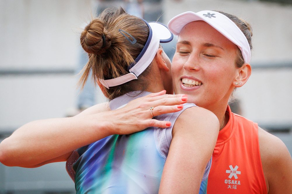 Veronika Kudermetova und Elise Mertens umarmen sich