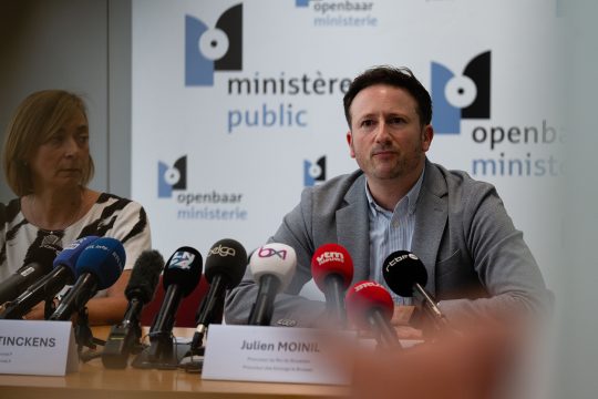 Kathleen Stinckens vom Komitee P und Staatsanwalt Julien Moinil bei der Pressekonferenz zu den Ermittlungen zum Tod von Fabian