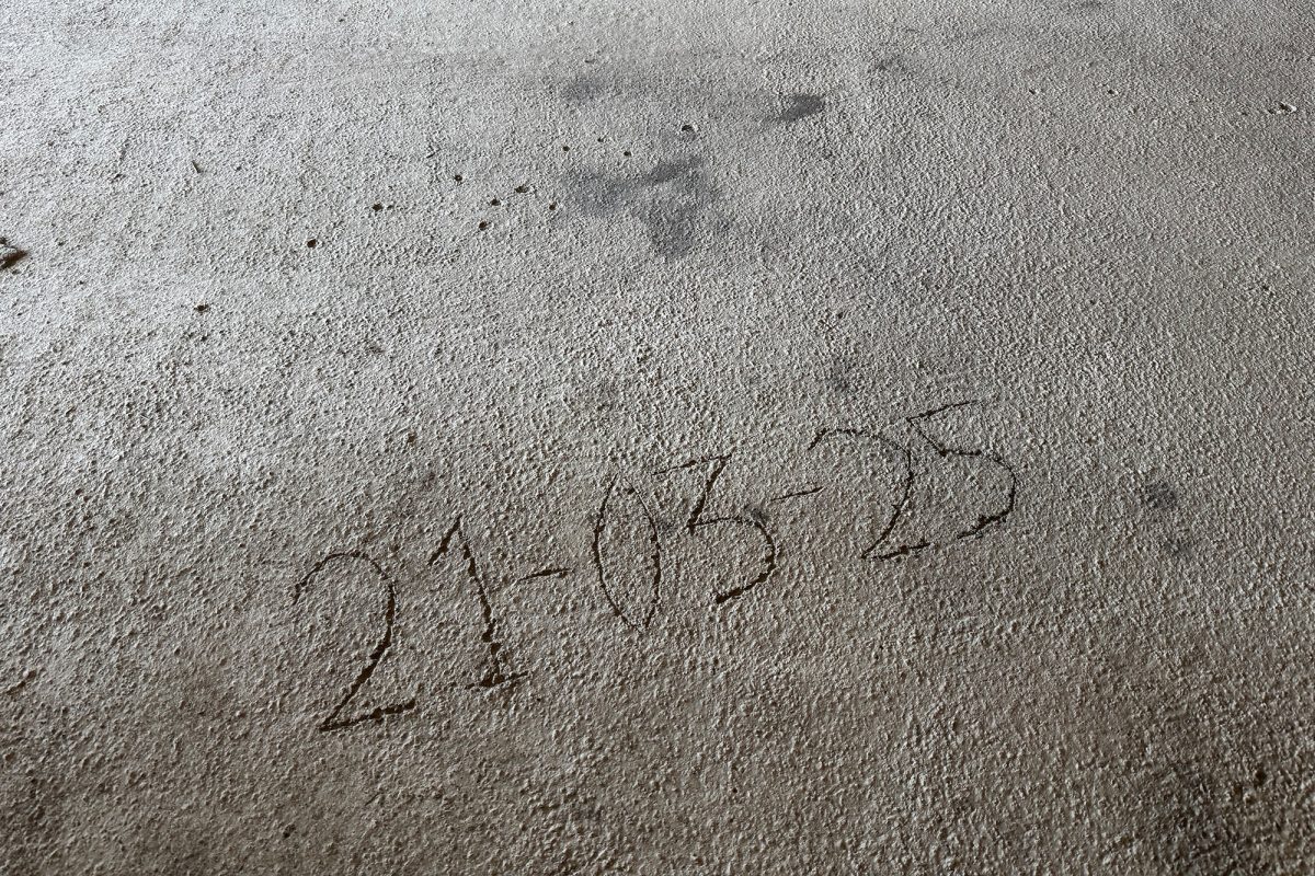 Bauarbeiter haben das Datum 23. März 2025 in den Boden geritzt - an diesem Tag ist der Boden gegossen worden