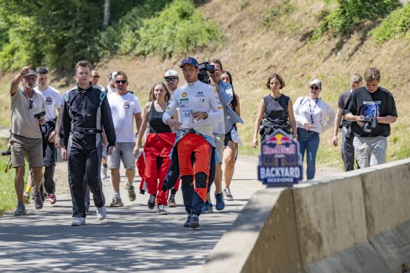 Neuville_BackYardSession_RedBull