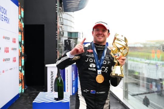 Der neuseeländische Formel-E-Pilot Nick Cassidy posiert mit dem Siegerpokal
