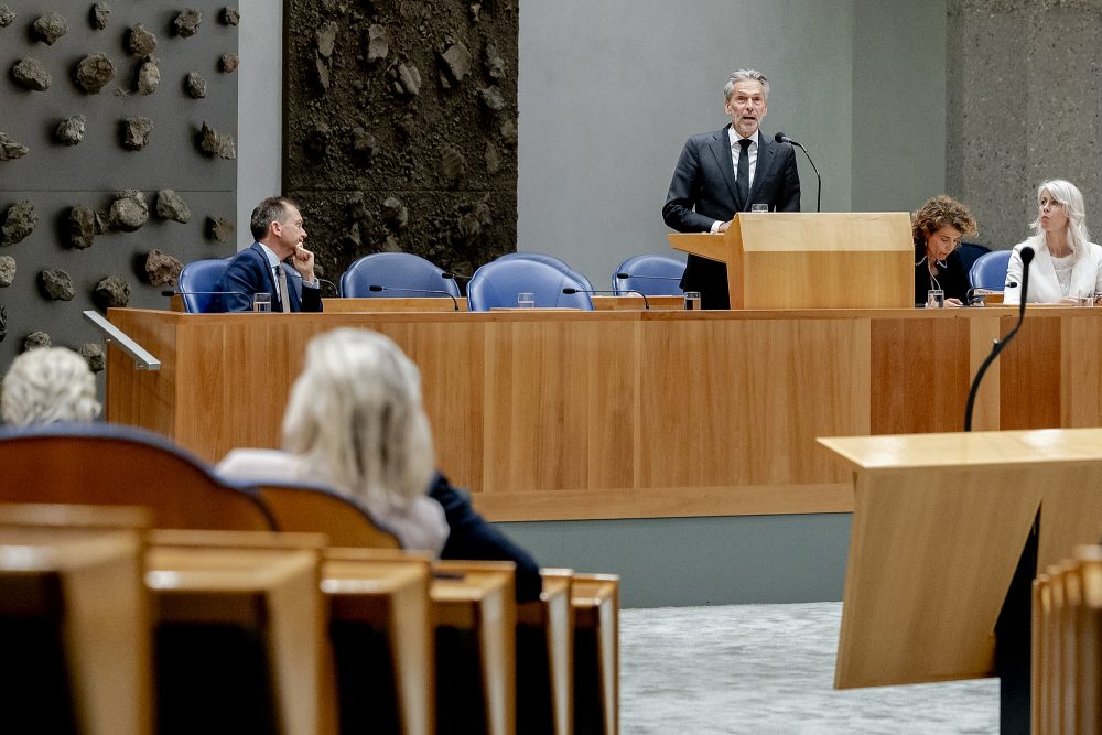 Das niederländische Parlament in Den Haag, Dick Schoof steht am Rednerpult und spricht zu den Abgeordneten