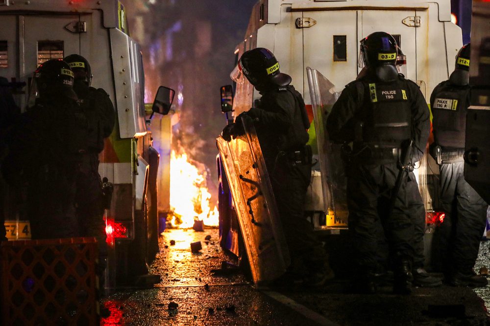 Ausschreitungen zwischen Polizei und Demonstranten in Ballymena