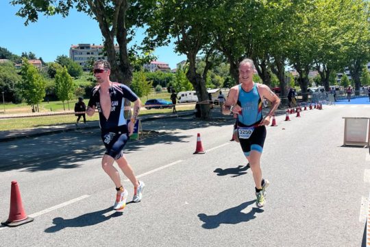 Olivier Henz und weiterer laufen nebeneinander