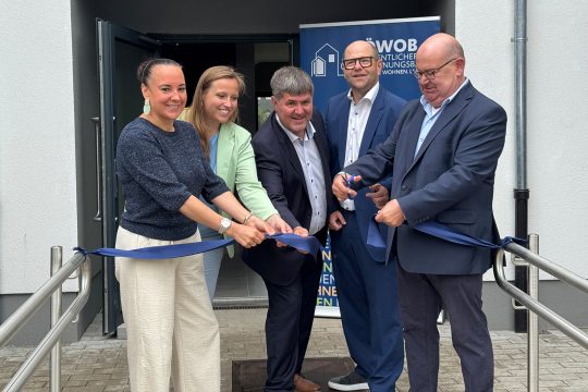 Ein blaues Band wird zur Einweihung symbolisch durchgeschnitten