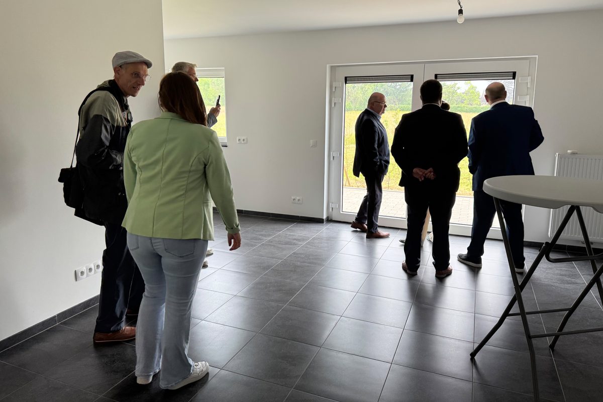 Mehrere Personen schauen sich das Innere einer Wohnung an