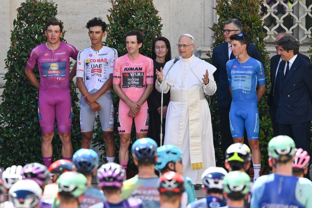 Papst Leo XIV. mit einigen der Top-Fahrer des diesjährigen Giro