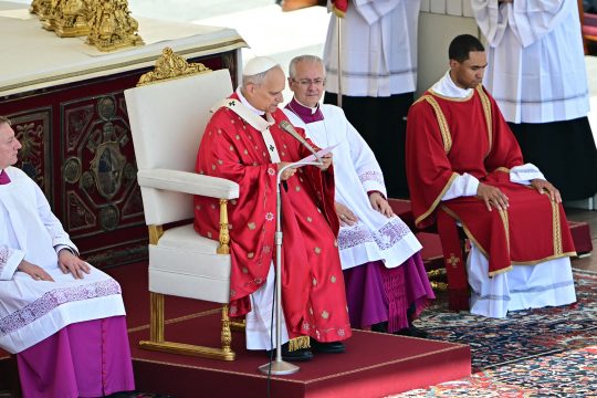 Papst Leo XIV. spricht zu den Gläubigen auf dem Petersplatz