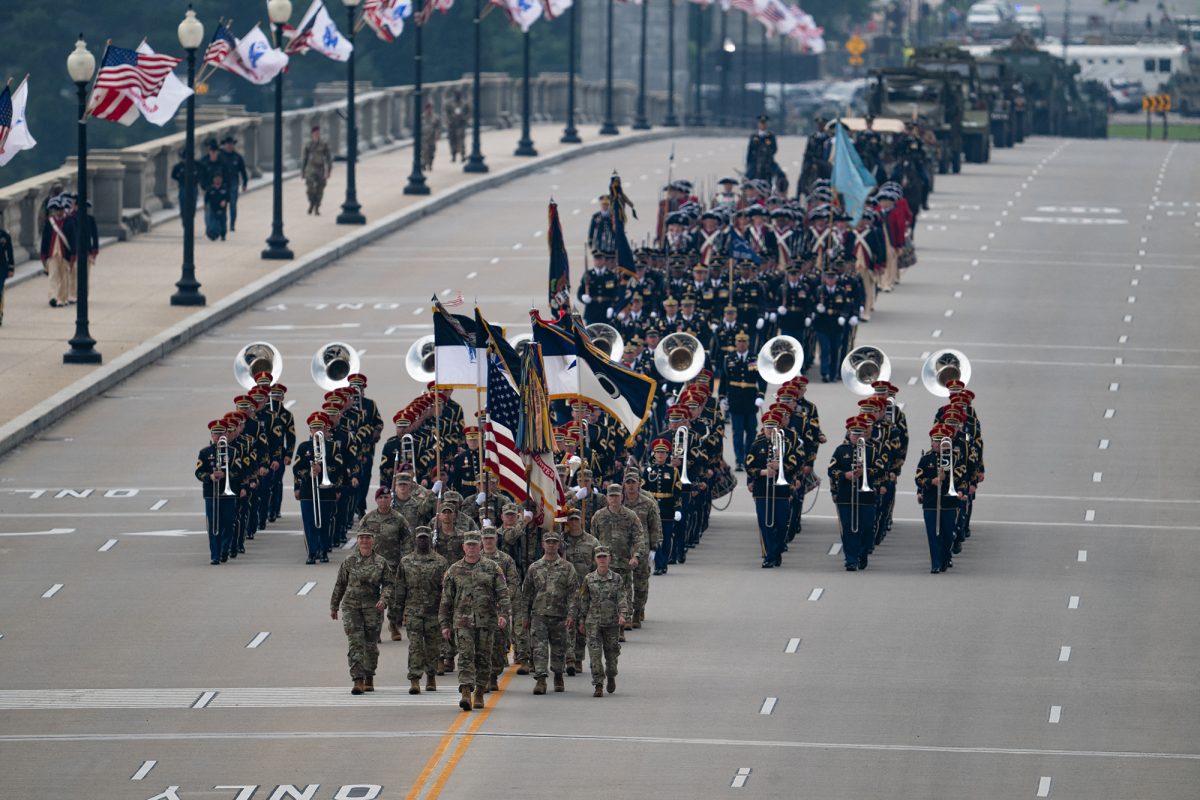 Mitglieder der US-Armee und gepanzerte Fahrzeuge fahren während der Parade über die Memorial Bridge in Washington