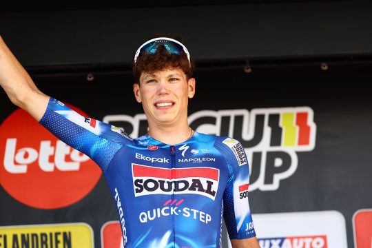 Der Franzose Paul Magnier bei der Siegerehrung