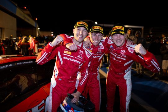 Kelvin van der Linde, Ugo de Wilde und Charles Weerts nach ihrem Sieg auf der Rennstrecke Paul Ricard