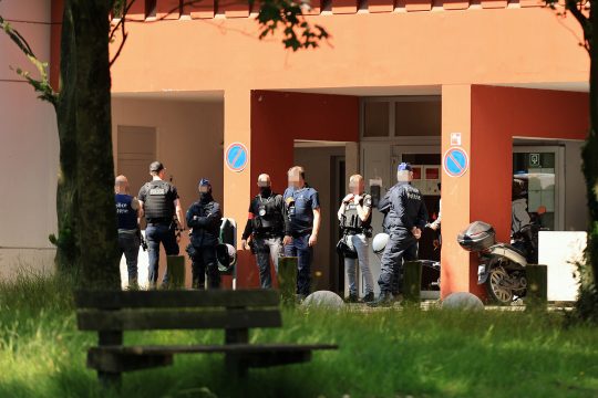 Polizisten vor einem Gebäude im Peterbos-Viertel in der Brüsseler Gemeinde Anderlecht