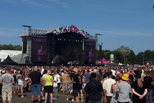 Die Bühne bei Pinkpop mit Fans im Vordergrund