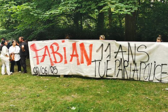 Mahnwache für den getöteten Fabian im Elisabeth-Park in Ganshoren: Auf einem Transparent steht auf Französisch "Fabian, elf Jahre, getötet von der Polizei"