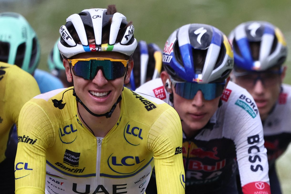 Tadej Pogacar und weitere Teilnehmer bei der Dauphiné-Rundfahrt
