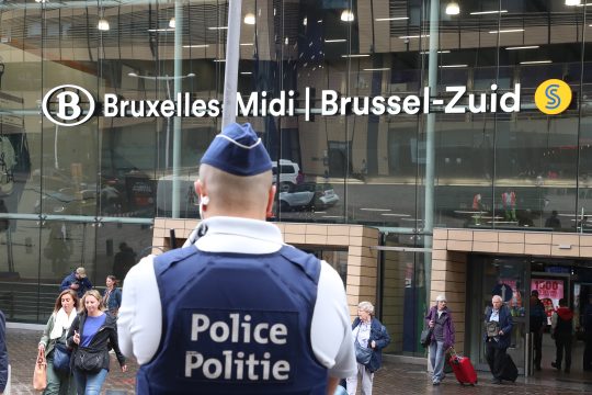 Ein Polizist vor dem Brüsseler Südbahnhof