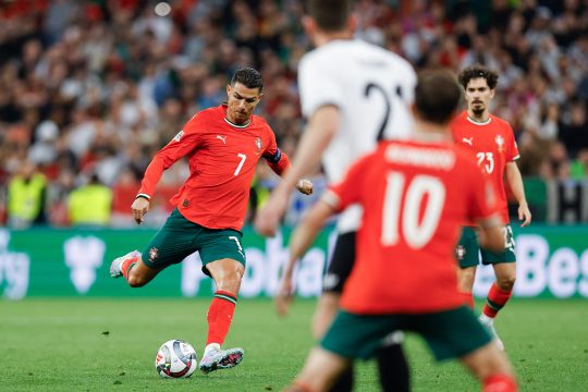 Cristiano Ronaldo setzt zum Schuss an, weitere portugiesische und ein deutscher Mitspieler sind von hinten zu sehen