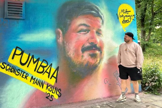 Lukas Remer vor dem Graffiti in Köln