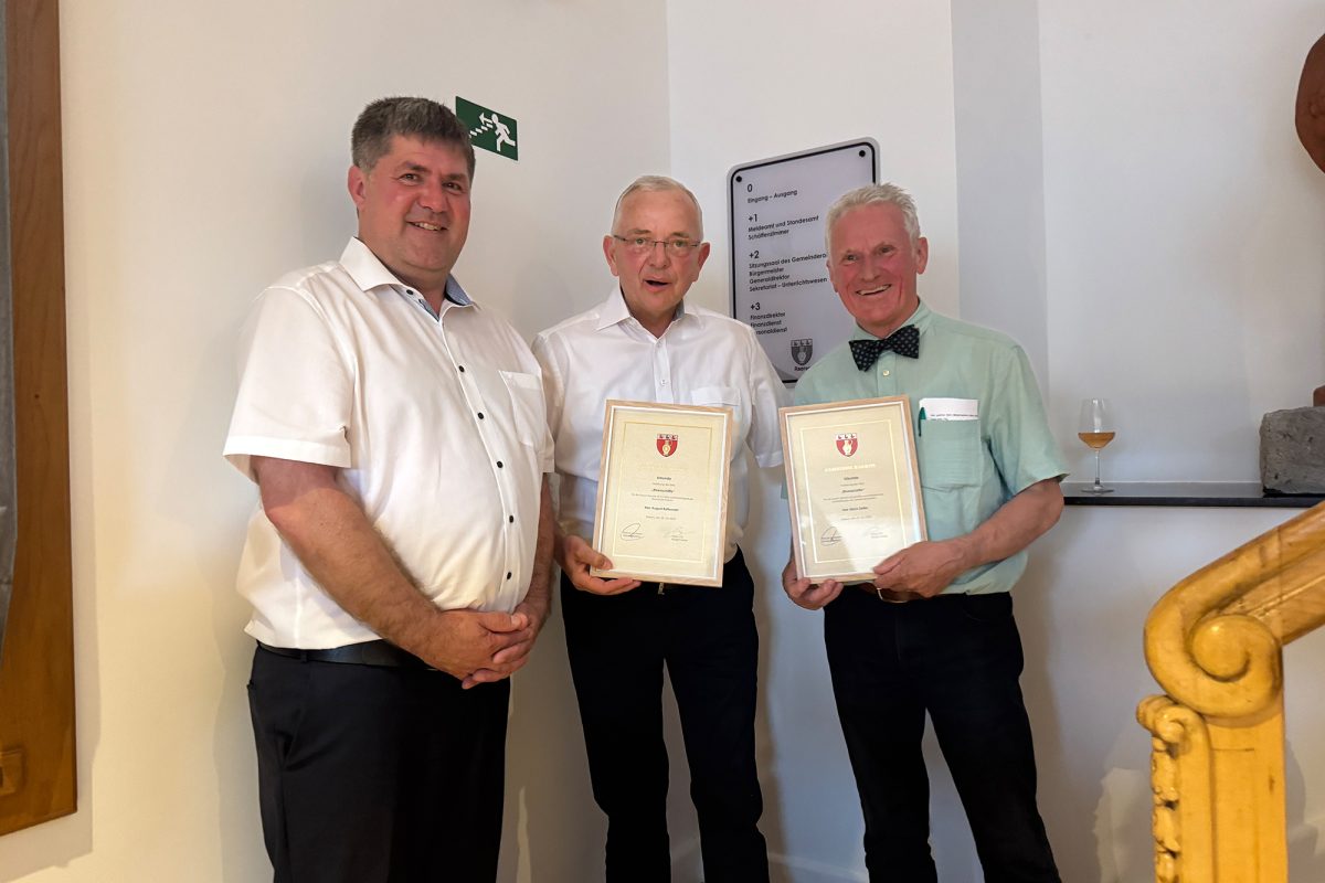 August Boffenrath (Mitte) und Ulrich Deller (rechts) sind mit dem Titel "Ehreschöffe" ausgezeichnet worden