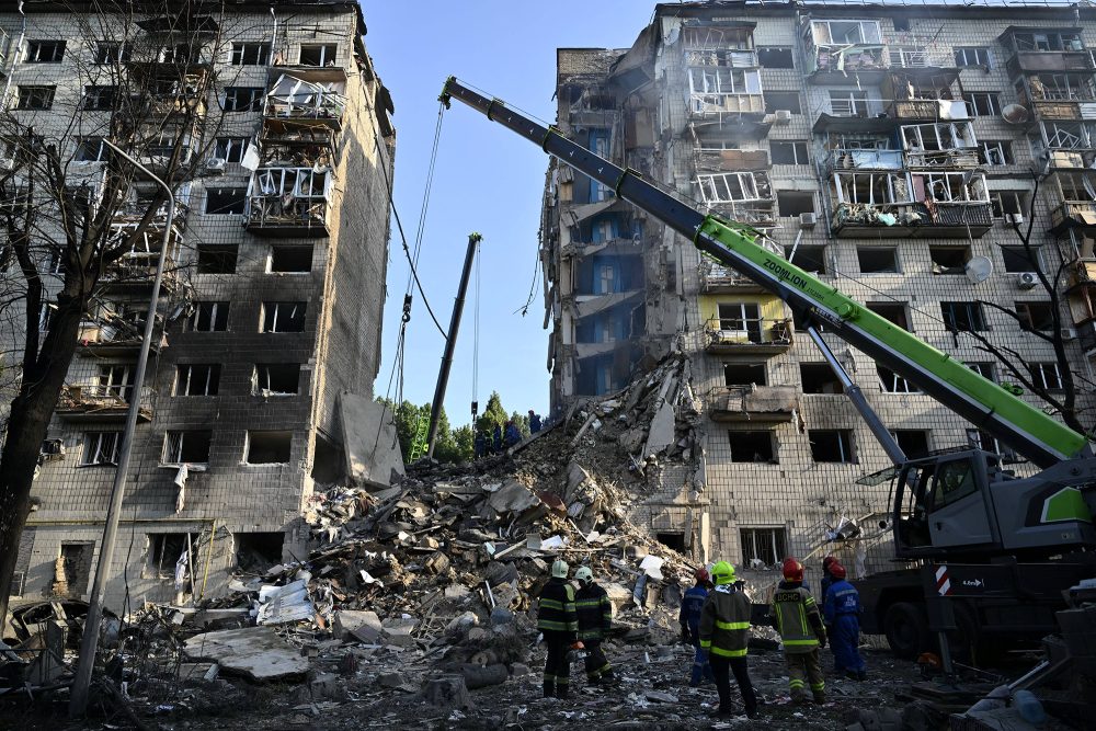 Beschädigte Gebäude in Kiew nach russischem Raketenangriff am 17. Juni 2025