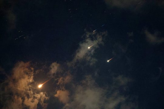 Iranische Raketen über der israelischen Küstenstadt Netanya, zu sehen sind die Leuchtspuren am Nachthimmel