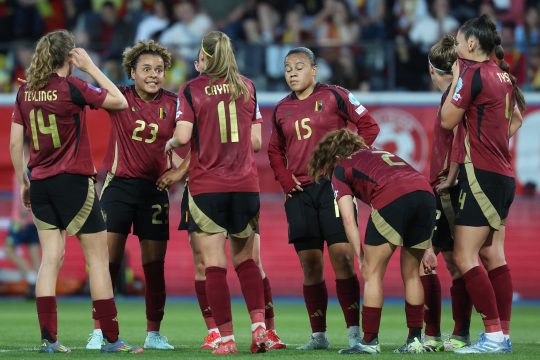 Mehrere Spielerinnen der Red Flames stehen beieinander auf dem Fußballplatz