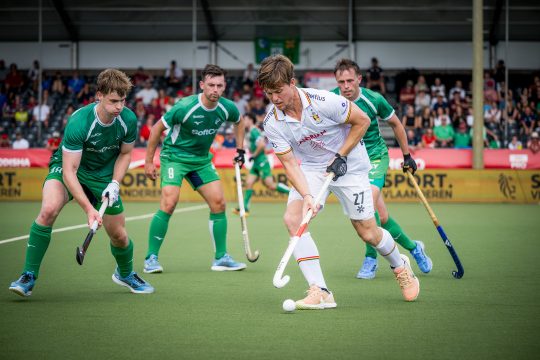 Irlands Alistair Empey und Red Lion Tom Boon kämpfen um den Ball