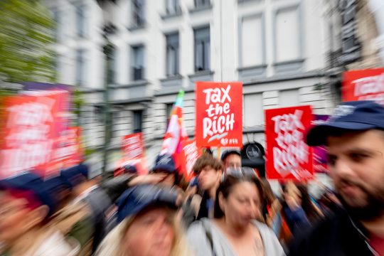 "Tax the rich" auf einem Plakat bei einer Demonstration der PTB in Brüssel