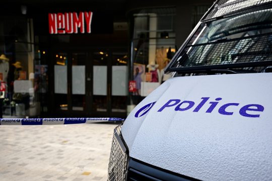 Der Ort der Explosion in der Rue Neuve in Brüssel, ein Polizeiwagen und eine Absperrung sind zu sehen