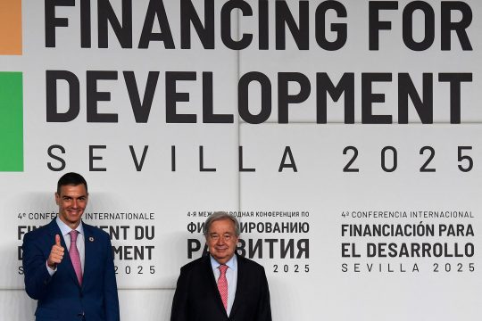 Der spanische Premierminister Sanchez und UN-Generalsekretär Guterres beim Entwicklungsgipfel in Sevilla