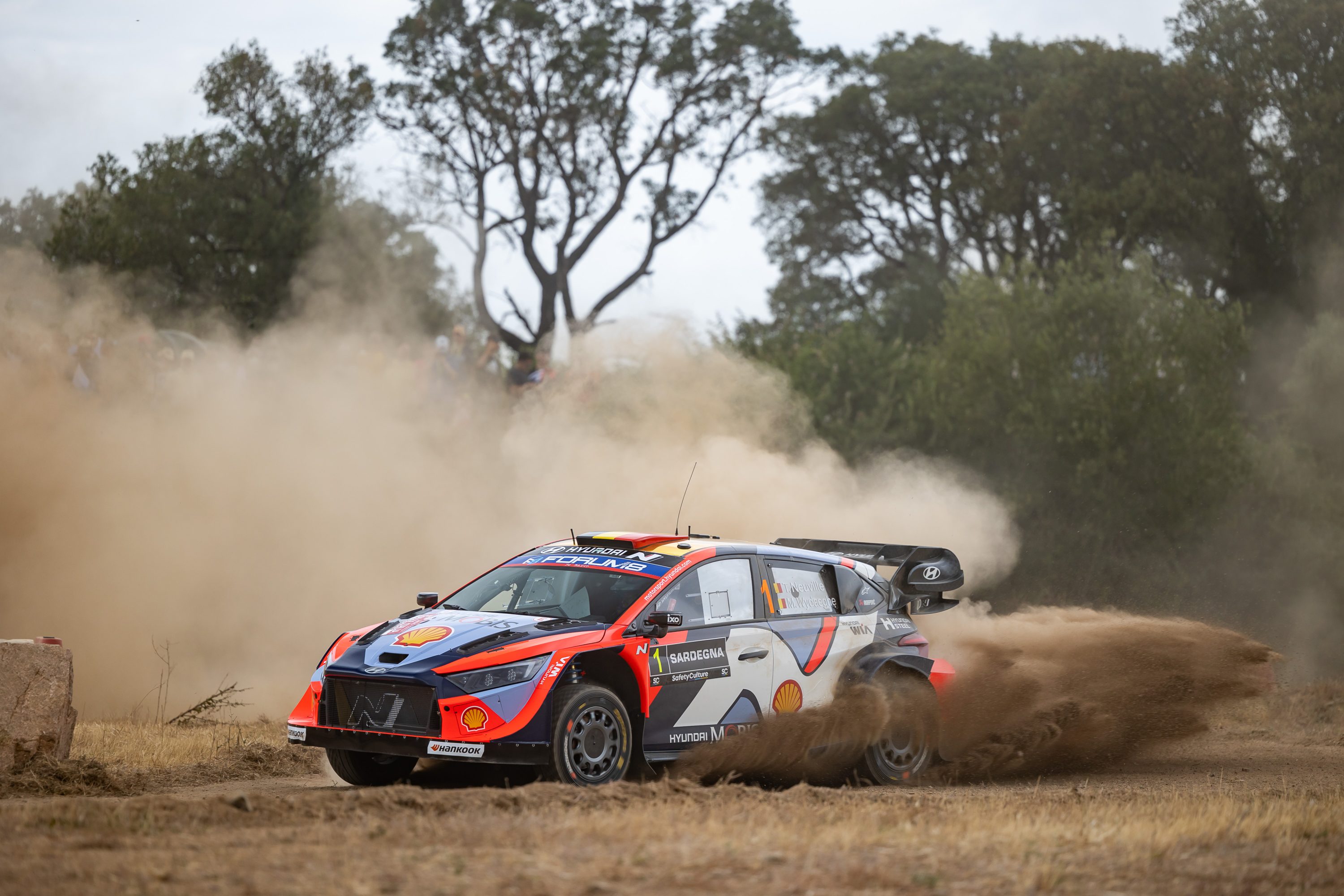 Rallye-Sardinien-S-bastien-Ogier-f-hrt-vor-Thierry-Neuville