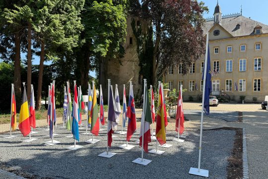 Fahnen der Schengen-Länder auf dem Platz im Ort