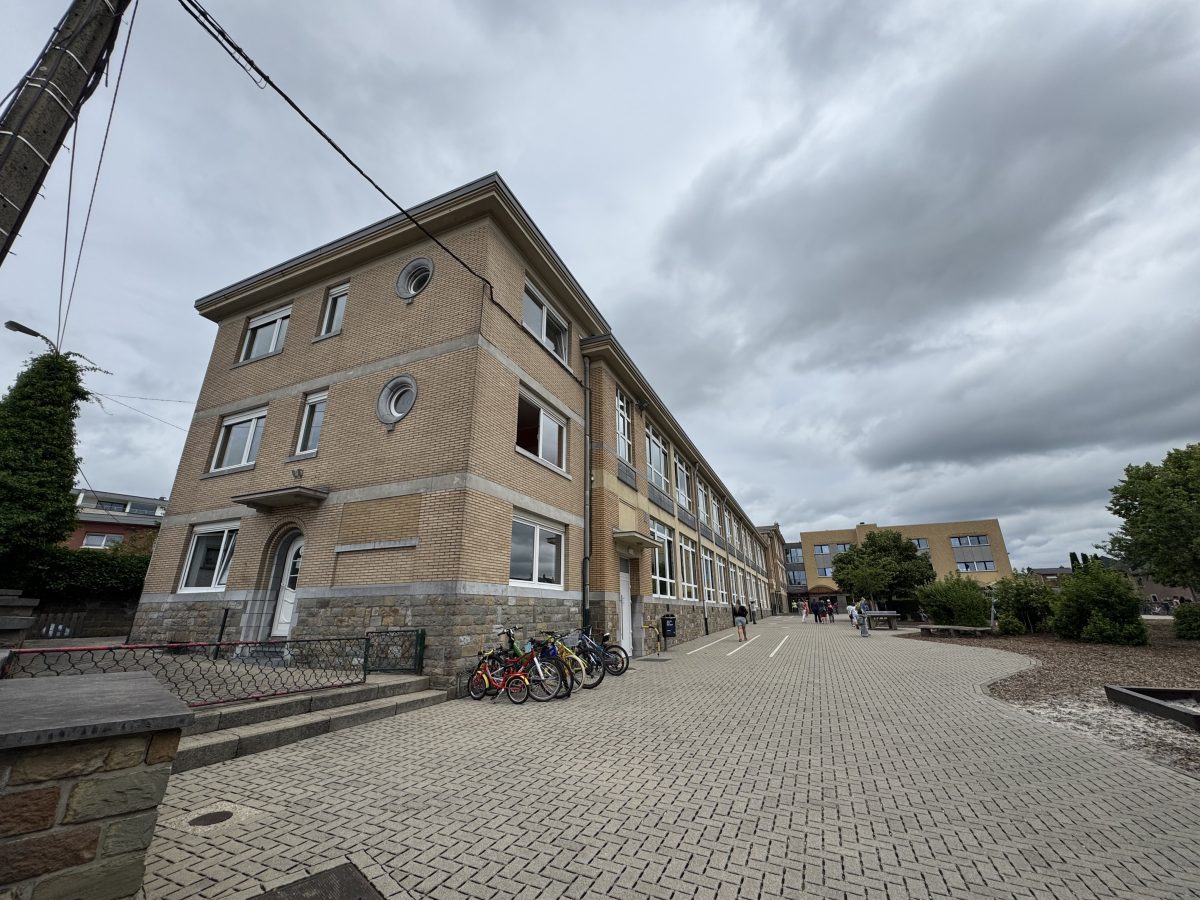 Außenansicht der Gemeindeschule in Kelmis