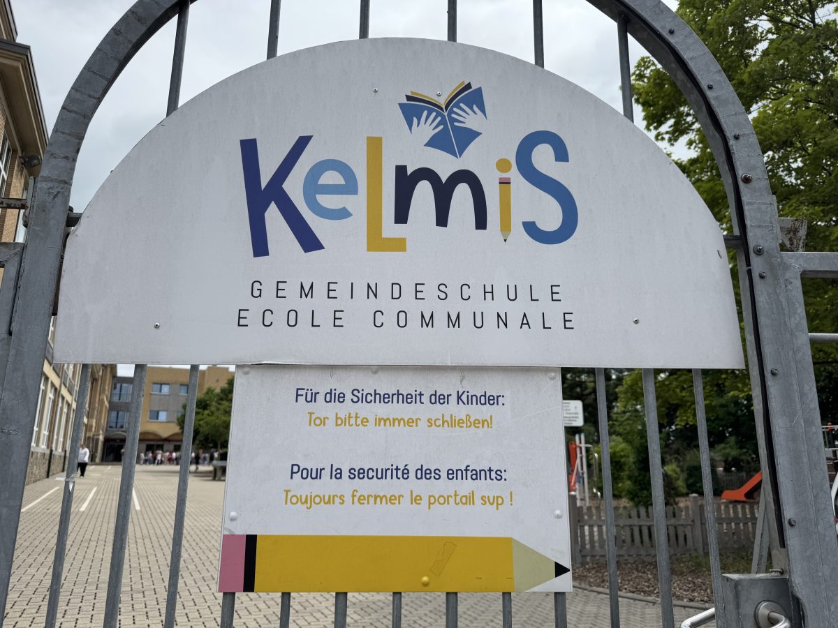 Das Schild am Eingangstor verrät, dass hier die Gemeindeschule Kelmis ist