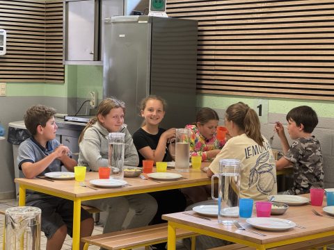 Schüler sitzen an einem Tisch in der Mensa der Gemeindeschule Kelmis