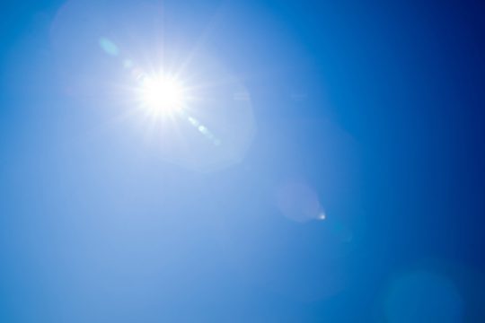 Sonne am blauen Himmel