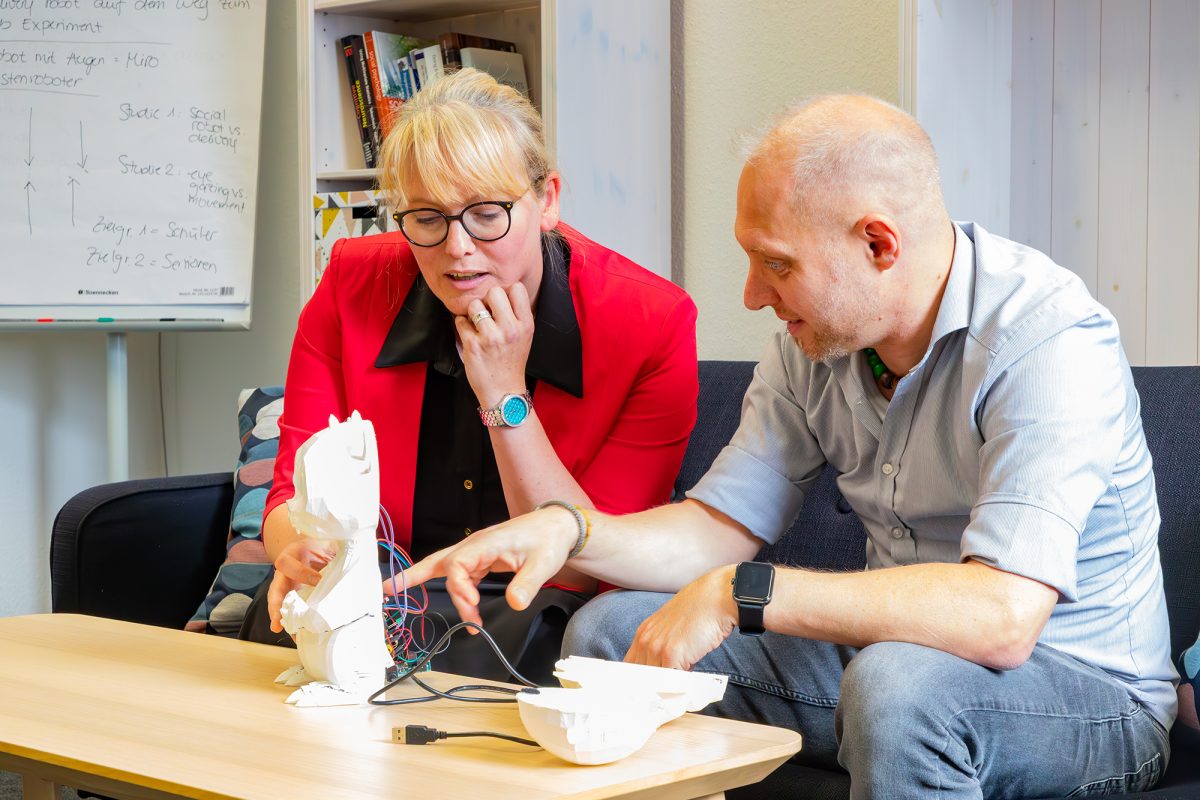 Astrid Rosenthal-von der Pütten, Leiterin des Lehrstuhls für Technik und Individuum, mit dem Informatiker Stefan Schiffer