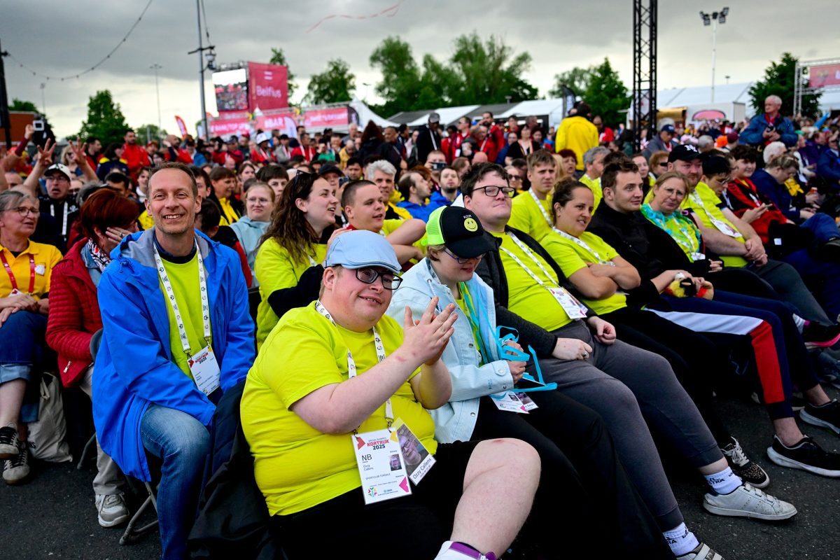 Teilnehmer sitzen im Publikum bei der Eröffnungsfeier der Special Olympics in Kortrijk