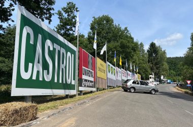 Originalgetreue Plakate an der alten Stavelot-Kurve