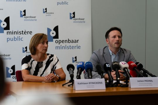 Kathleen Stinckens vom Komitee P und Staatsanwalt Julien Moinil bei der Pressekonferenz